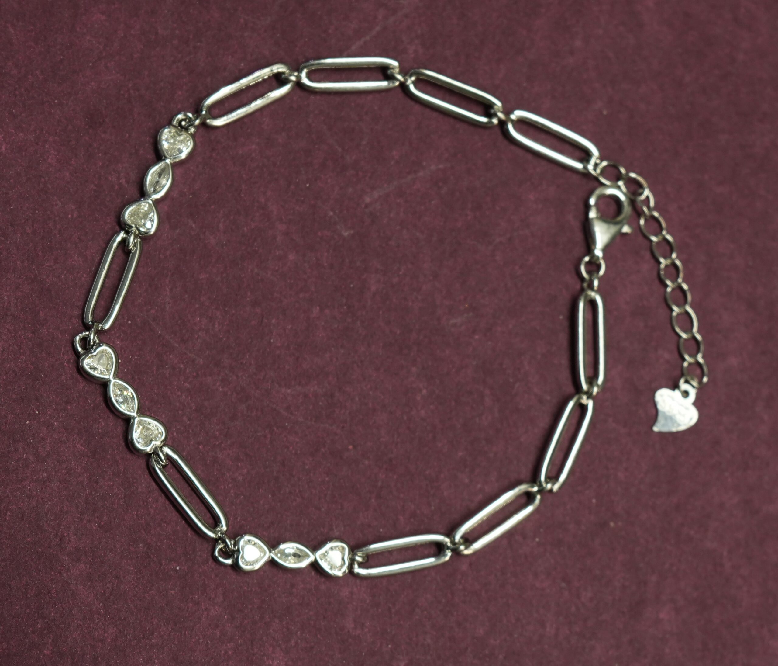 Heartline 925 silver bracelet featuring elongated link chain design